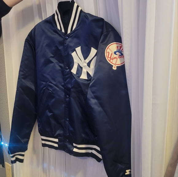 VINTAGE NEW YORK YANKEES BOMBER STARTER JACKET SIZE M. LIKE NEW CONDITION.